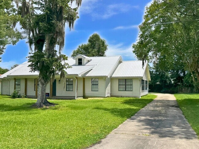 Foto del edificio - Spacious 4 Bedroom Home with Flex Room & S...