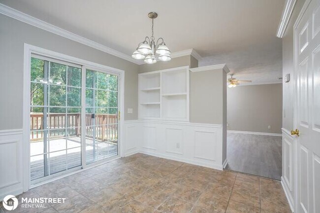 Building Photo - 2024 Summit Ln