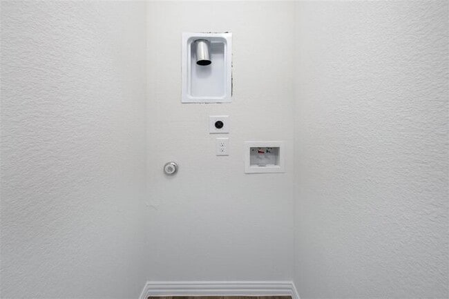 Building Photo - 2213 Dillard St