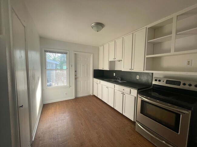 Building Photo - 1/2 off first months rent-Cute 2/1 duplex-...