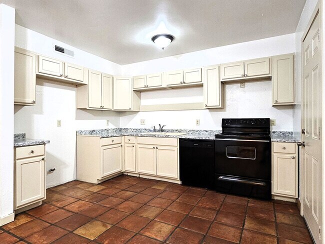 Foto del edificio - Welcome to this beautiful 4-bedroom, 2-bat...