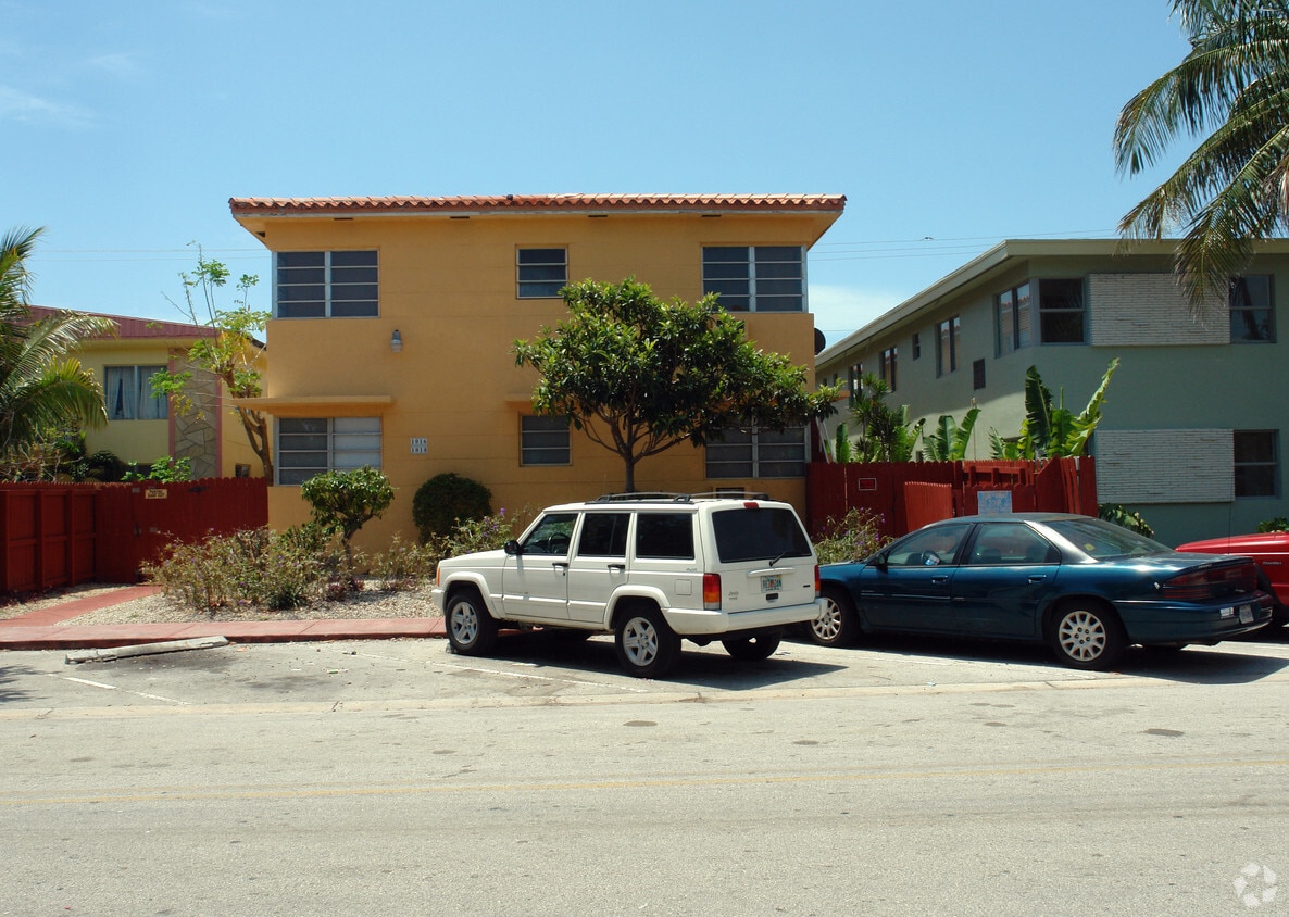 Building Photo - 1016-1018 Biarritz Dr