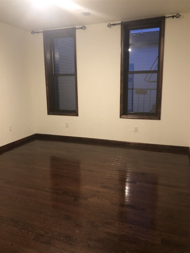 Foto del edificio - 329 Central Ave