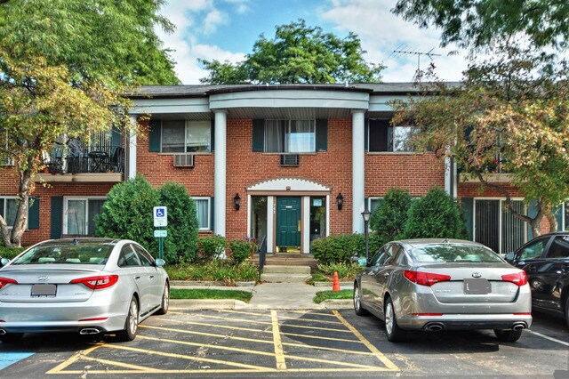 Primary Photo - 702 Algonquin Rd