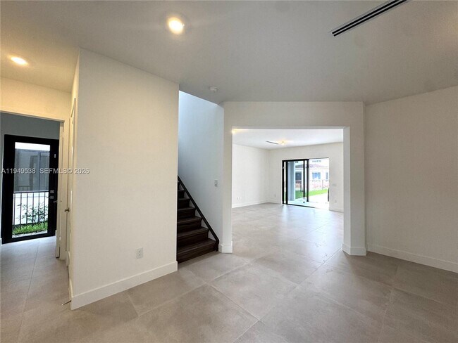 Building Photo - 19670 NE 14th Ct