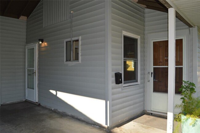 Building Photo - 2605 Lancaster Ln