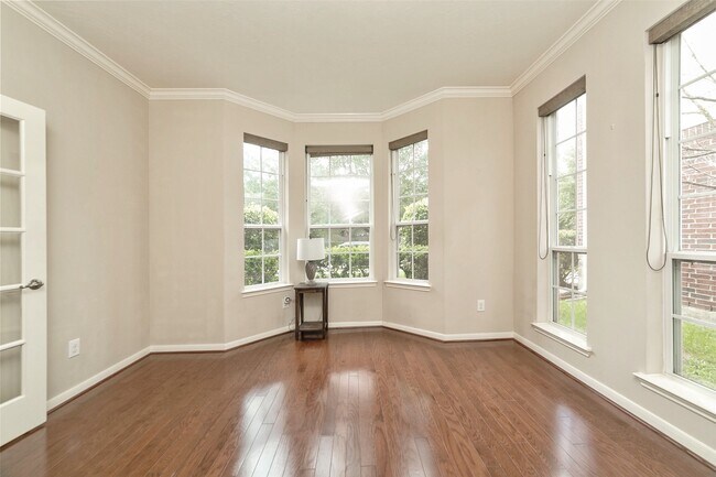 Foto del edificio - 6115 Summerfield Glade Ln