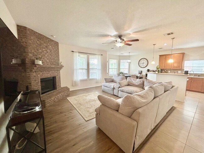 Foto del edificio - 5 BED/3 BATH GORGEOUS HOUSE FOR LEASE! AVA...