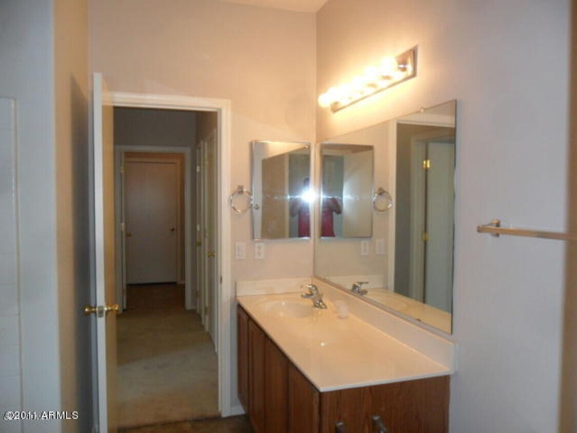 Building Photo - SINGLE FAMILY 4 BEDROOM 2 BATH SINGLE LEVE...