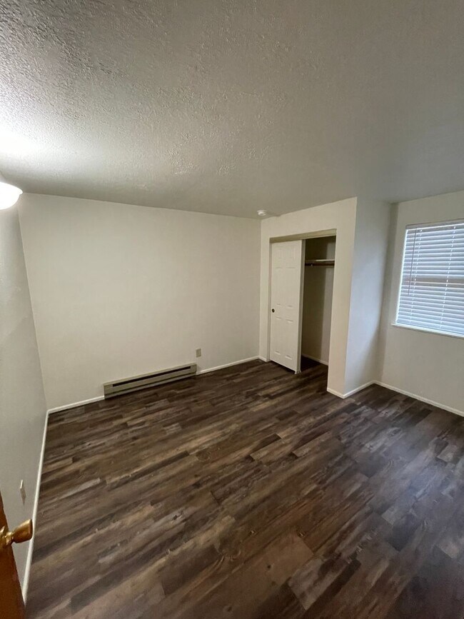 Building Photo - HARD TO FIND 4 BEDROOM!