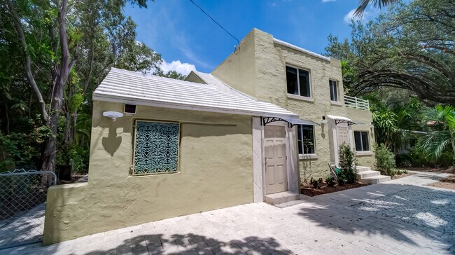 Entrada oeste - 825 NE 120th St