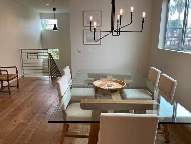 Foto del edificio - Stunning Beach Townhome