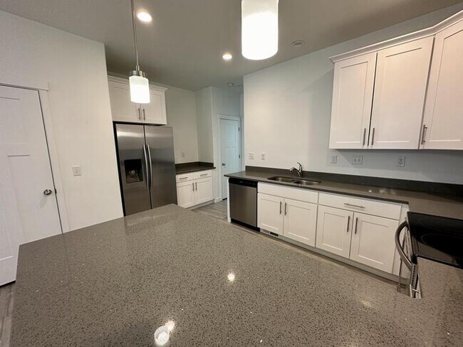 Building Photo - 3 Bedroom Vineyard Townhome
