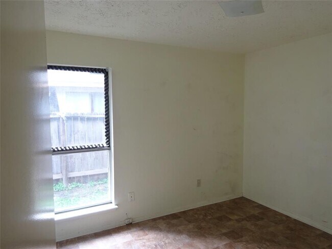 Foto del edificio - 6805 Greenyard Dr