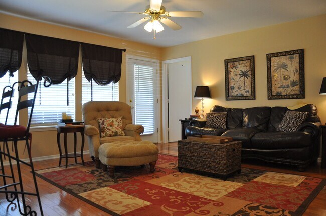 Foto del edificio - 403 Redbud Cir
