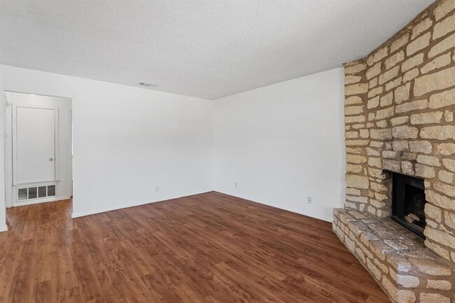 Building Photo - 302 Algerita Dr