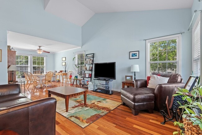 Building Photo - Spacious Single Family Home: Available Now