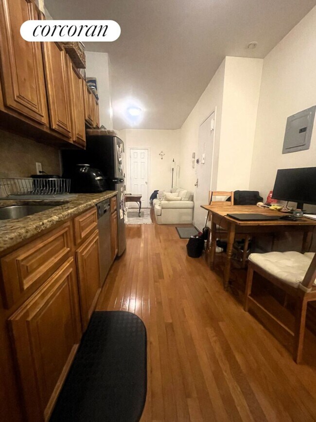 Building Photo - 405 E 90th St