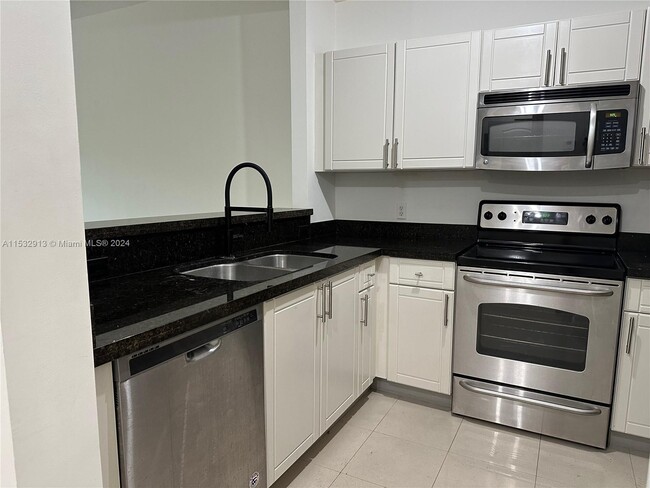 Foto del edificio - 652 NE 63rd St