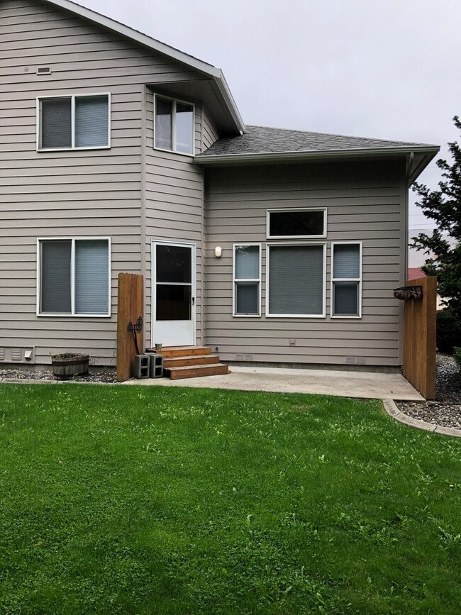 Building Photo - 511 Princeton Ave N