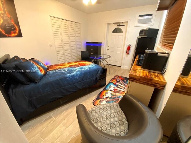 Building Photo - 5060 SW 43rd Terrace