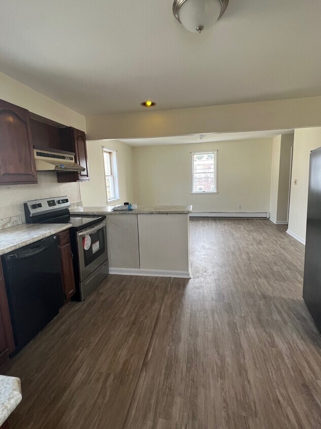 Primary Photo - 123 E Ayre St
