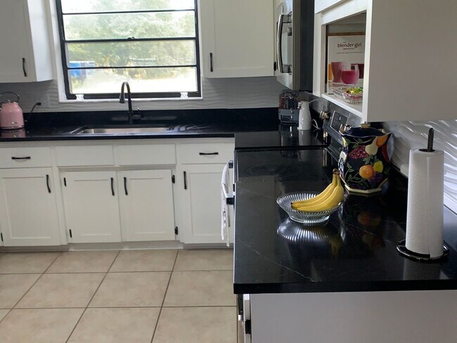 Building Photo - 4 Bedroom Single Family Home in Vero Beach