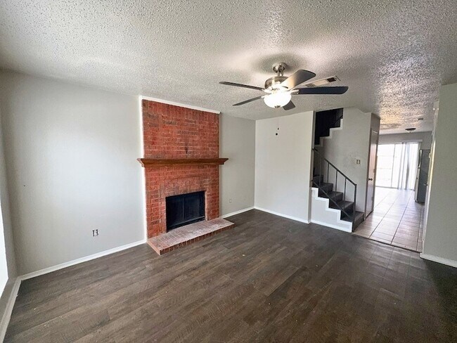 Foto del edificio - 10500 Lake June Rd