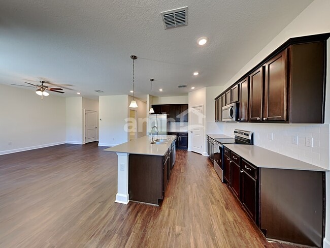 Foto del edificio - 2214 Saffron Walden Dr