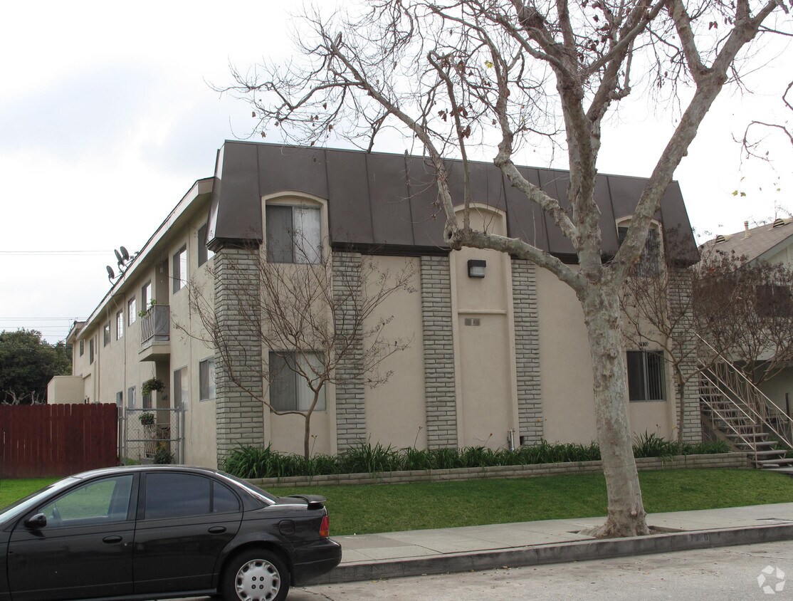 Foto del edificio - 7930 Bright Ave