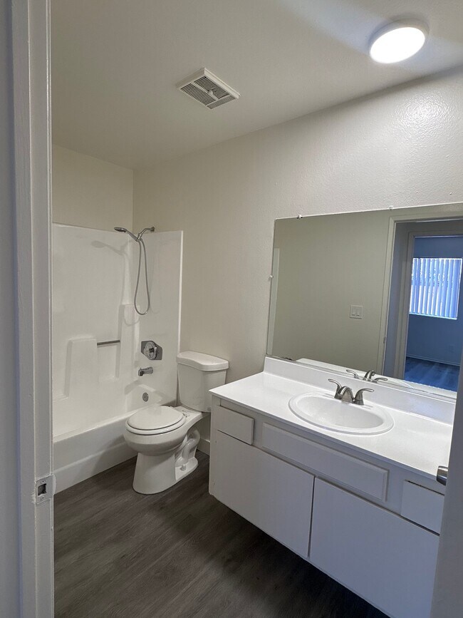 Foto del edificio - 7507 Woodman Ave