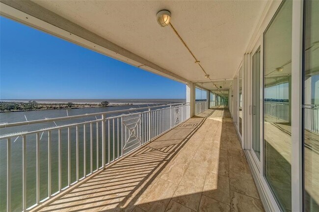 Foto del edificio - 675 S Gulfview Blvd