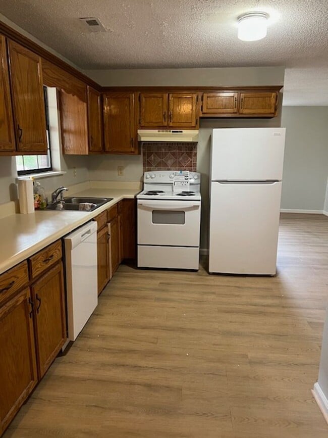 Building Photo - NEWLY REMODELED APARTMENT