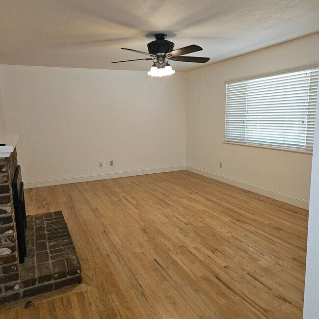Building Photo - Charming 3 Bedroom Home with Sunroom