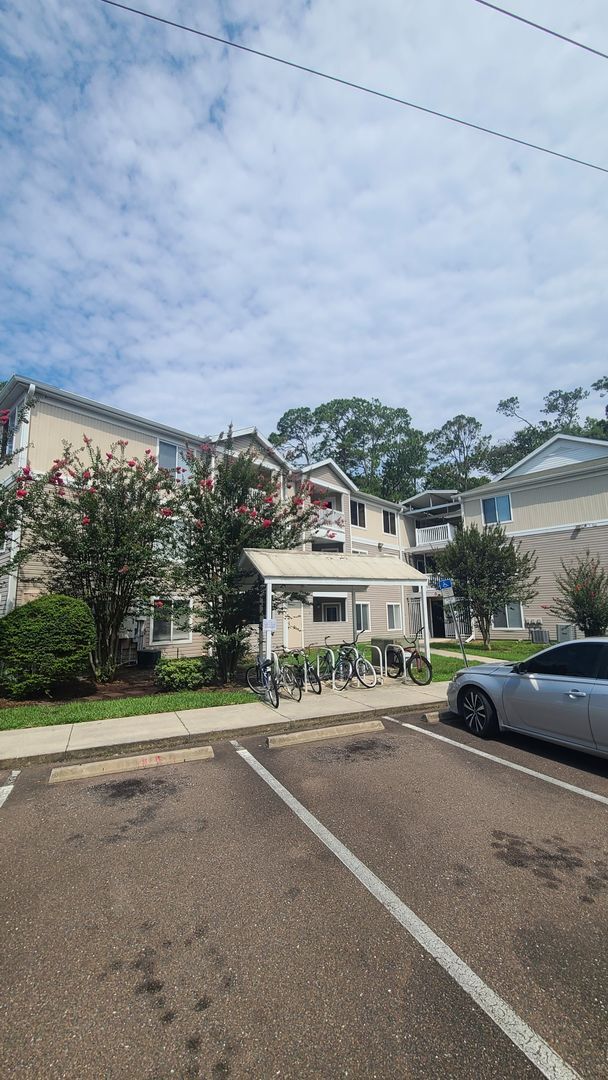 Building Photo - Room for rent, fully updated unit, great l...