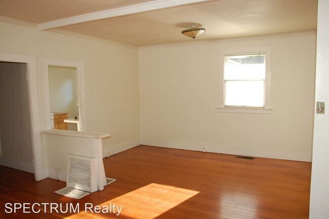 Building Photo - 2 br, 1.5 bath House - 211 W. Micheltorena