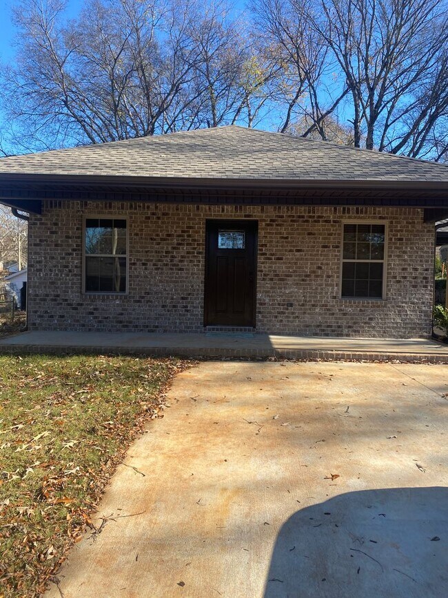 Building Photo - 3 bed 2 Bath Home - Florence, AL
