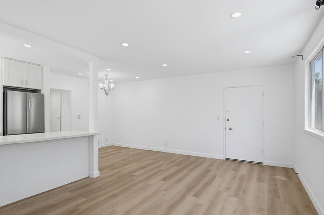 Building Photo - 337 Rexford Dr
