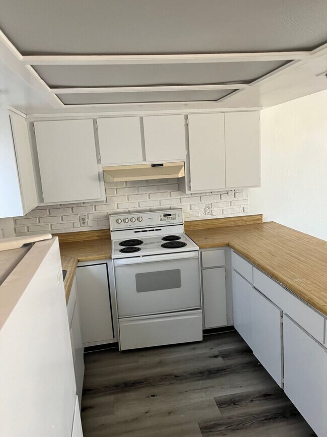 Building Photo - Larger Apartment in AJ! Winchester and 10t...