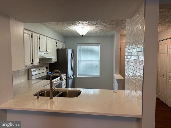 Foto del edificio - 8540 Golden Ridge Ct