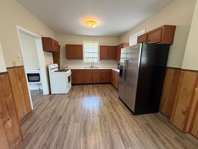 Building Photo - 2 Bedrooms- 1 Bathroom- House in Celanese!