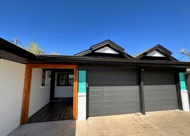Building Photo - 5613 S Villa Ave