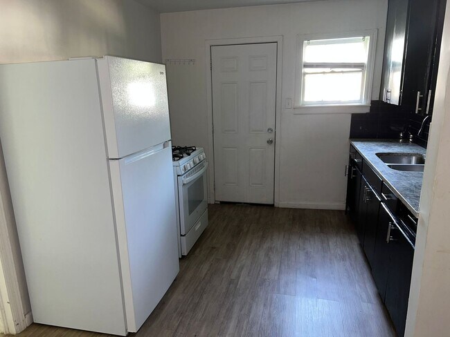 Foto del edificio - For Rent: Charming 1 Bed / 1 Bath Duplex w...