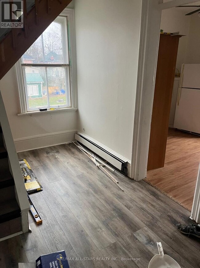 Photo du bâtiment - 4 Kent St W