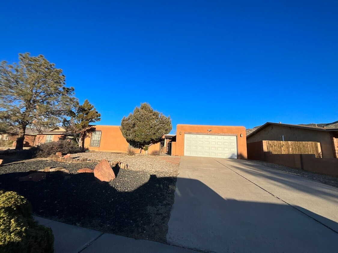 3 Bedroom Single Story Home Near Tramway B... House Rental in