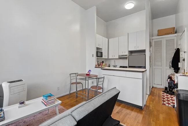 Building Photo - 416 E 115th St