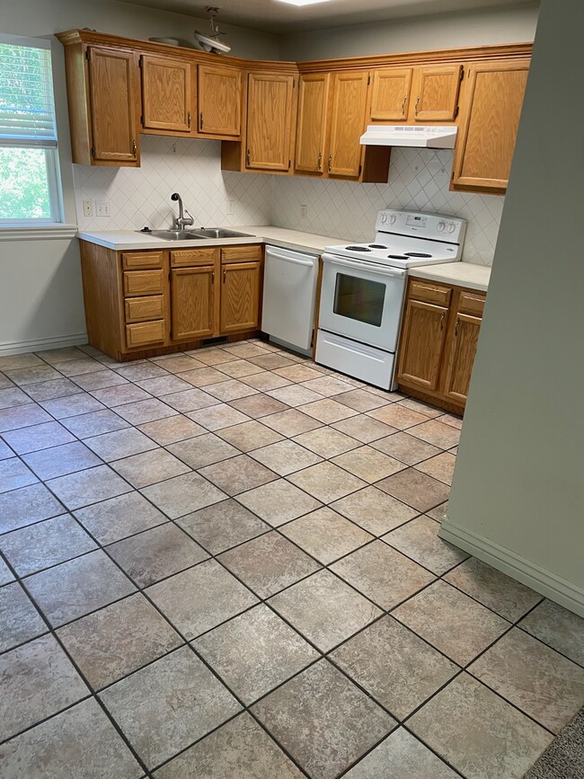 Building Photo - 4057 Hillcrest Cir