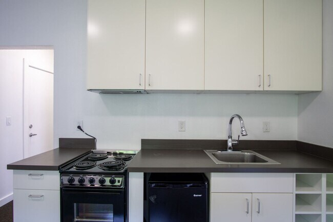 Foto del edificio - Minimalist Studio Loft: Vaulted Ceilings &...