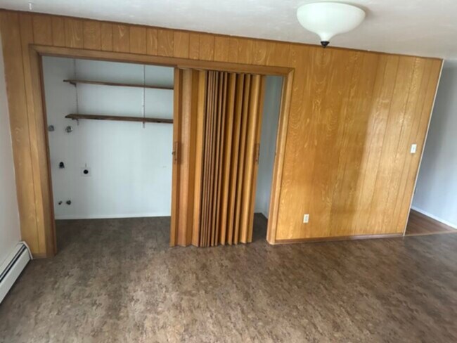 Building Photo - CUTE 3 BED, 2 BATH HOUSE Spacious inside a...