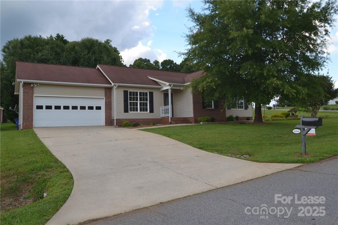 Foto principal - 1006 Atherstone St NW